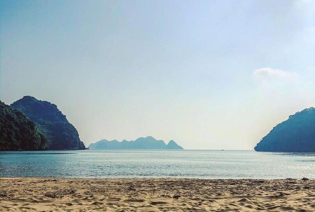 Bãi tắm Tùng Thu: “Nàng thơ” yên bình của đảo ngọc Cát Bà - ảnh 1