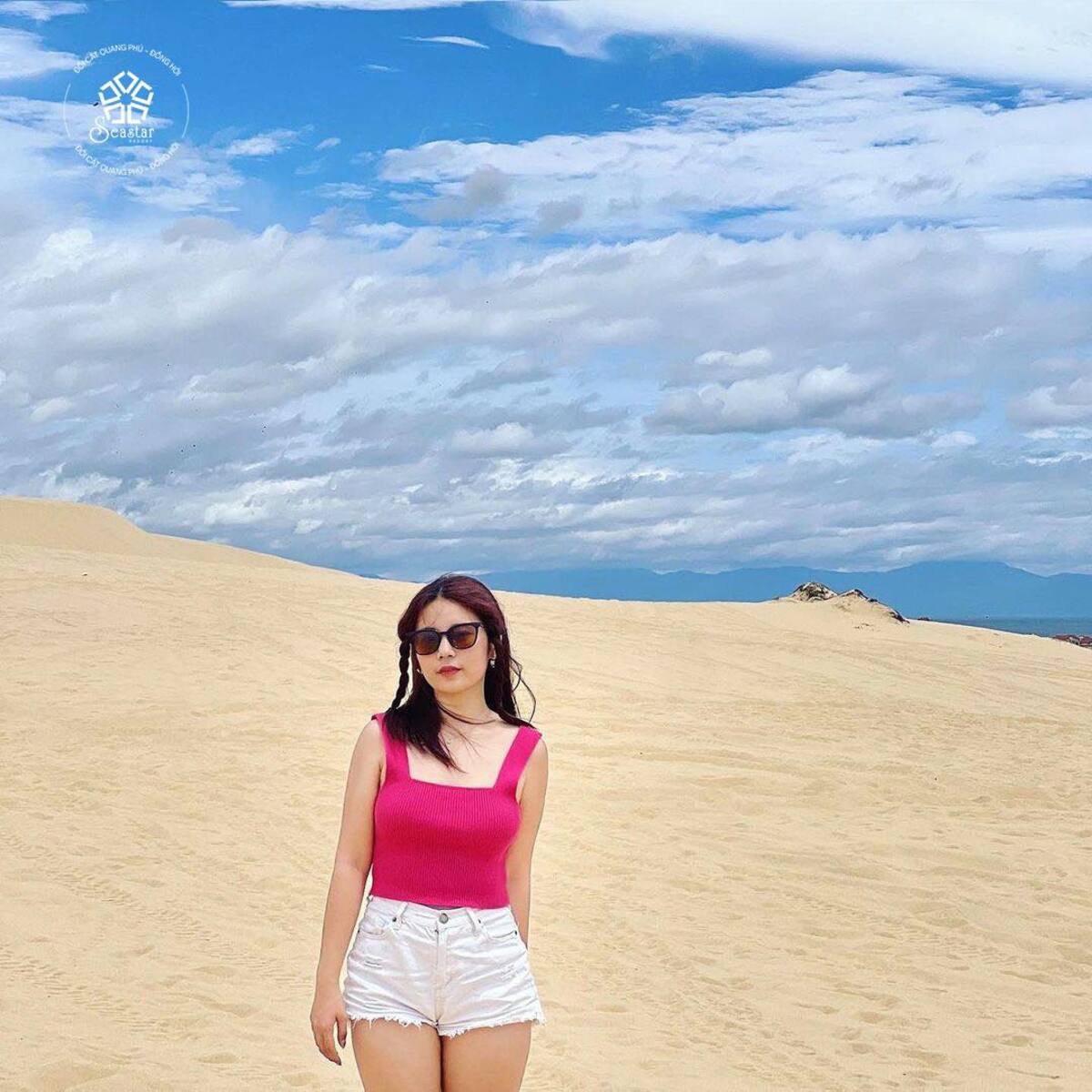 Áo croptop phối quần short hoặc chân váy là outfits vừa mát mẻ, dễ chịu (Ảnh: Đồi cát Quang Phú - Đồng Hới)