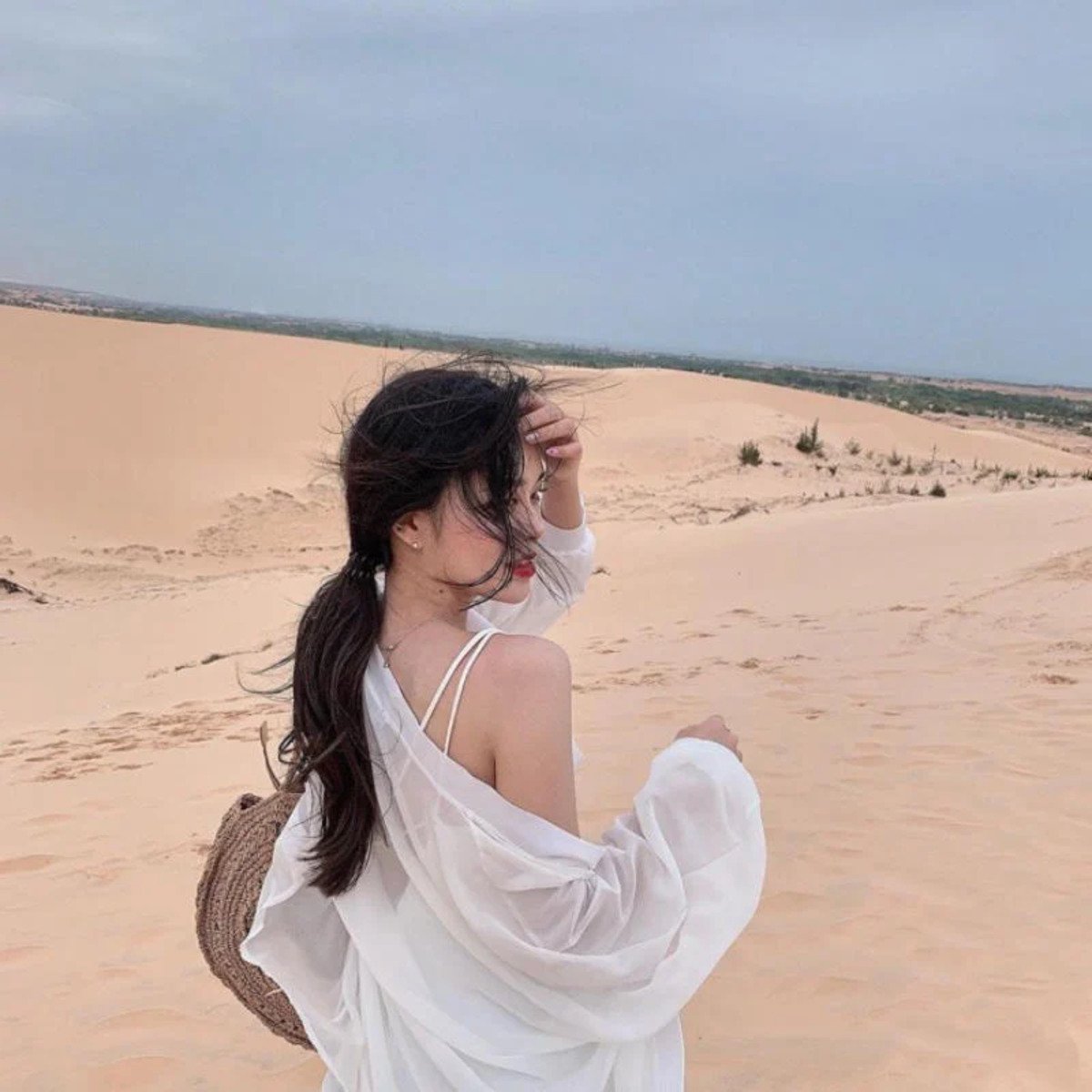 Nếu bạn yêu thích sự nhẹ nhàng, thanh lịch, đầm trắng là lựa chọn lý tưởng (Nguồn: Internet)