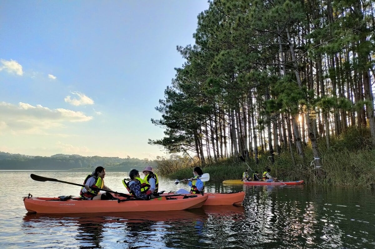 Chèo kayak trên hồ Tuyền Lâm (Ảnh: Divui)