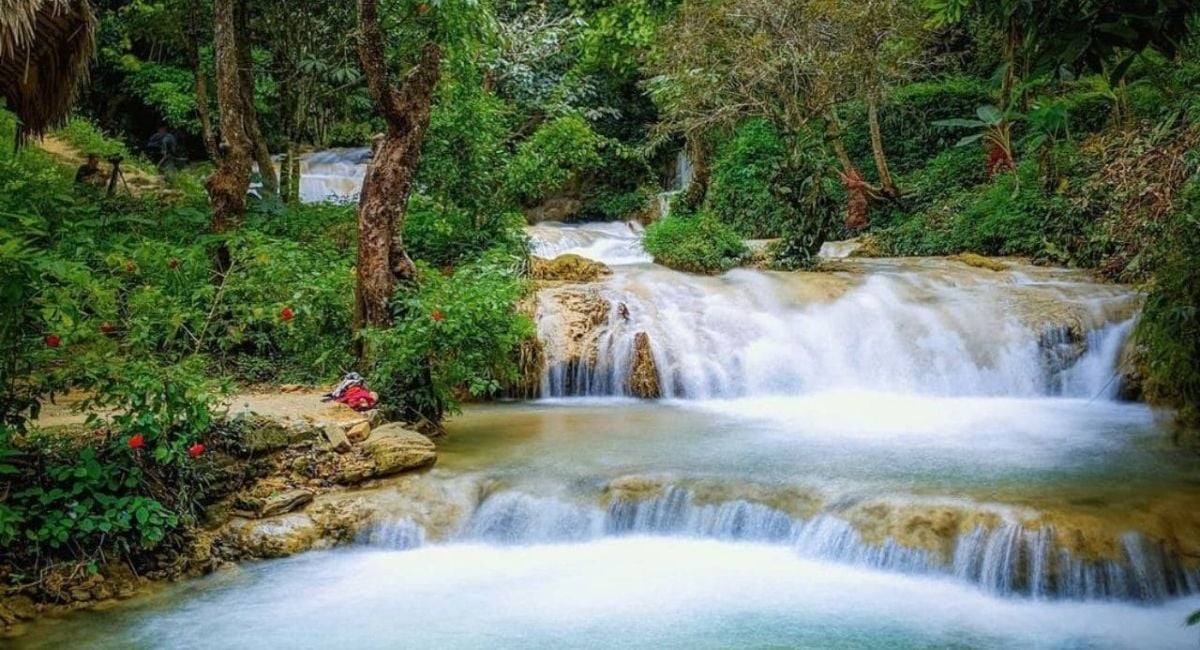 Dòng thác chay qua những khối đá vôi (Ảnh: Internet)