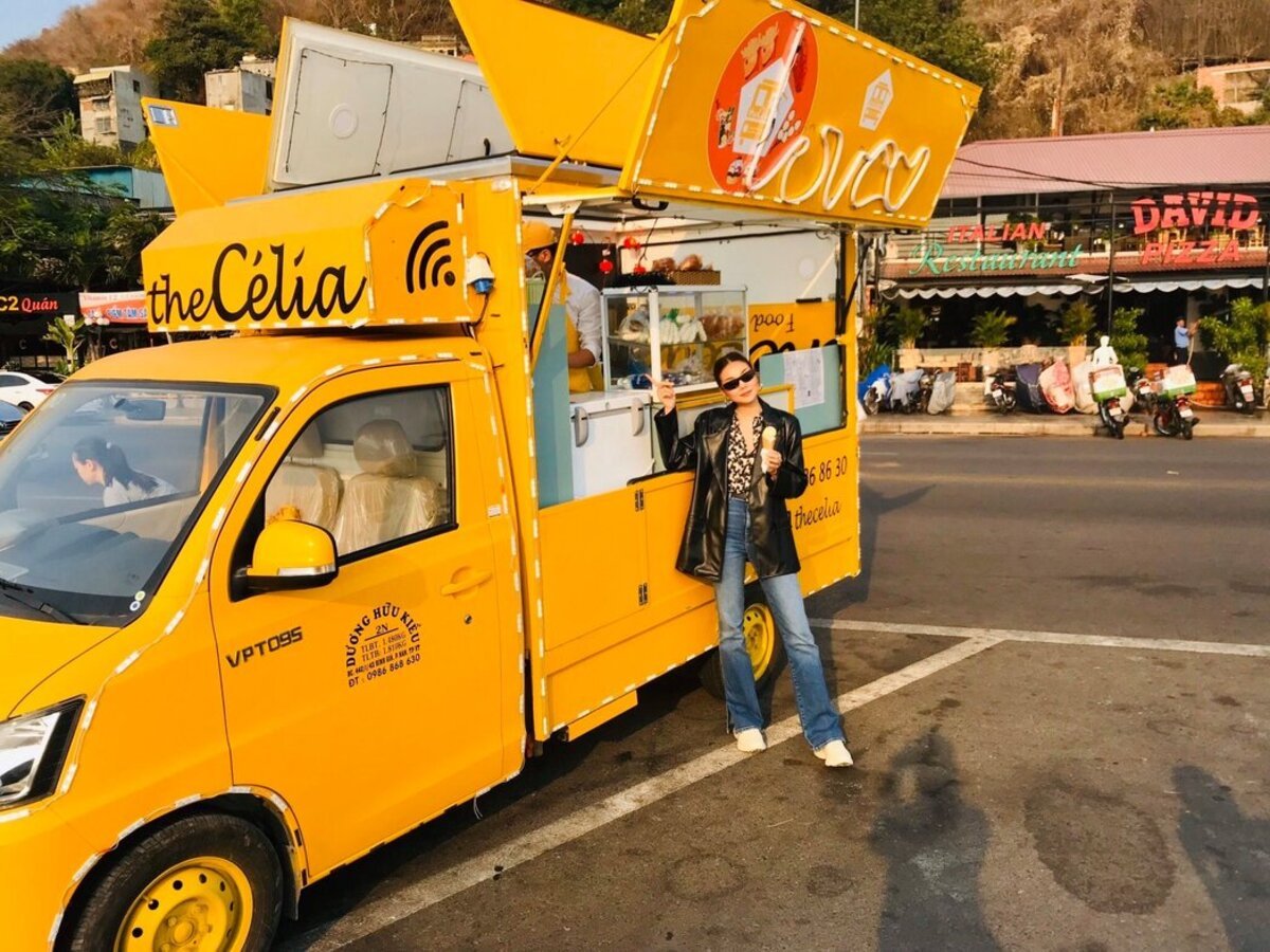 Xe vàng nổi bật mang tên “The Célia”, tạo thành các background chụp ảnh siêu hút mắt (Nguồn: Internet)