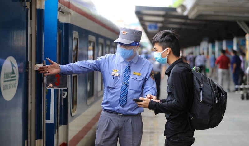 Hãy lưu ý kiểm tra lại thông tin và giấy tờ cá nhân trước khi lên tàu (Ảnh: Internet)