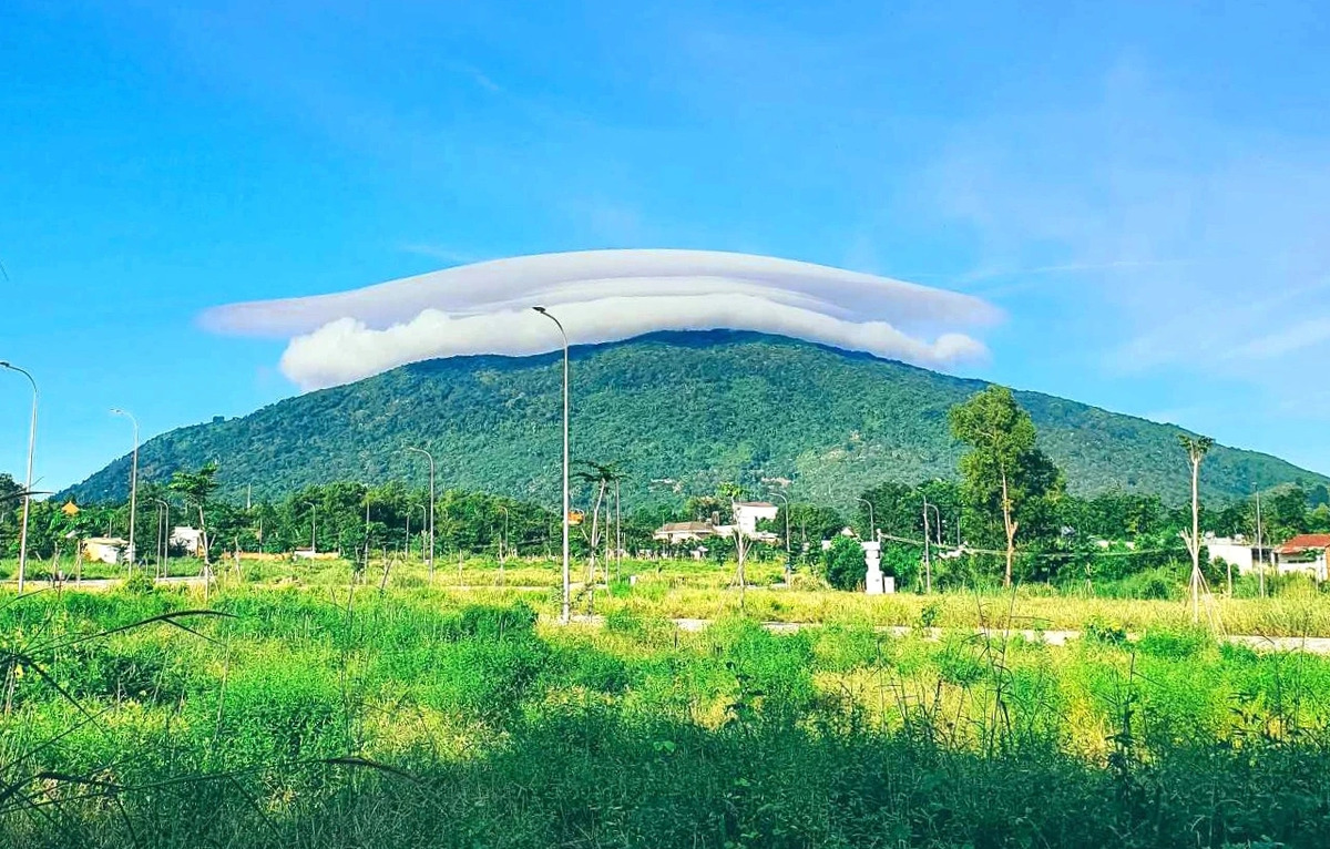 Núi Chứa Chan là ngọn núi cao thứ hai ở vùng Đông Nam Bộ, có độ cao 873m (Ảnh: Báo Thanh Niên)