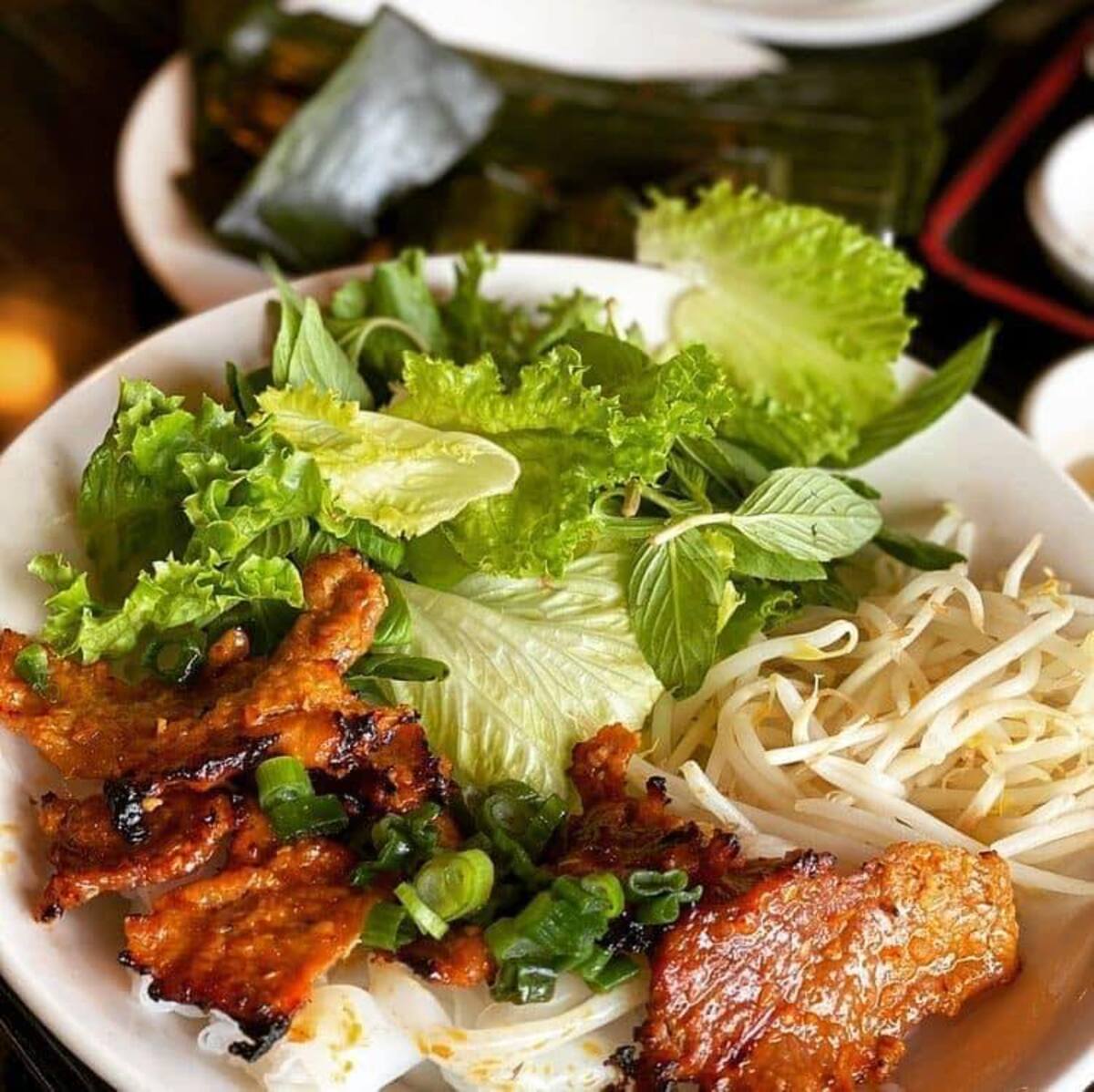 Bánh ướt ăn cùng thịt nướng thơm lừng (Nguồn: Internet)