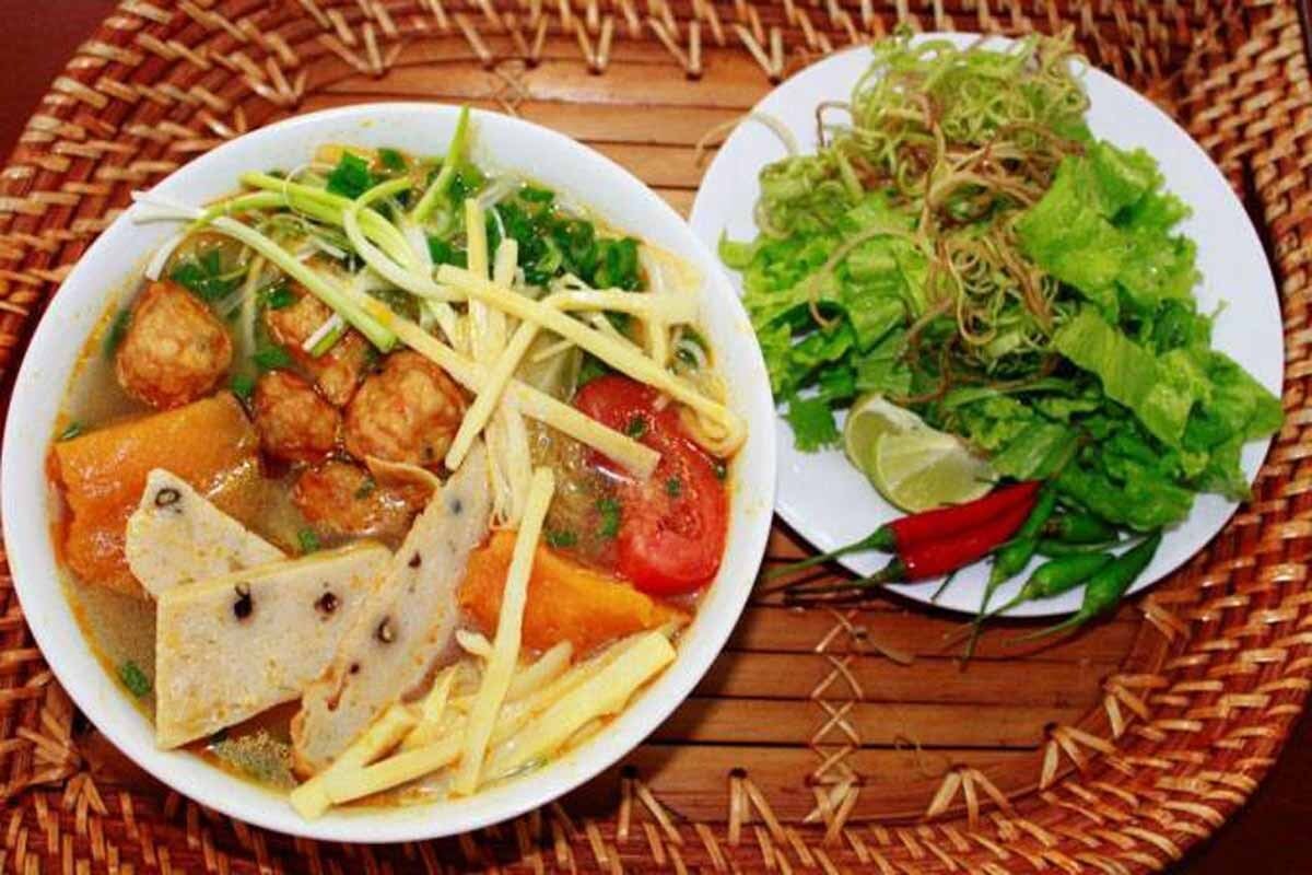 Bún cá với topping đầy đặn (Nguồn: Internet)