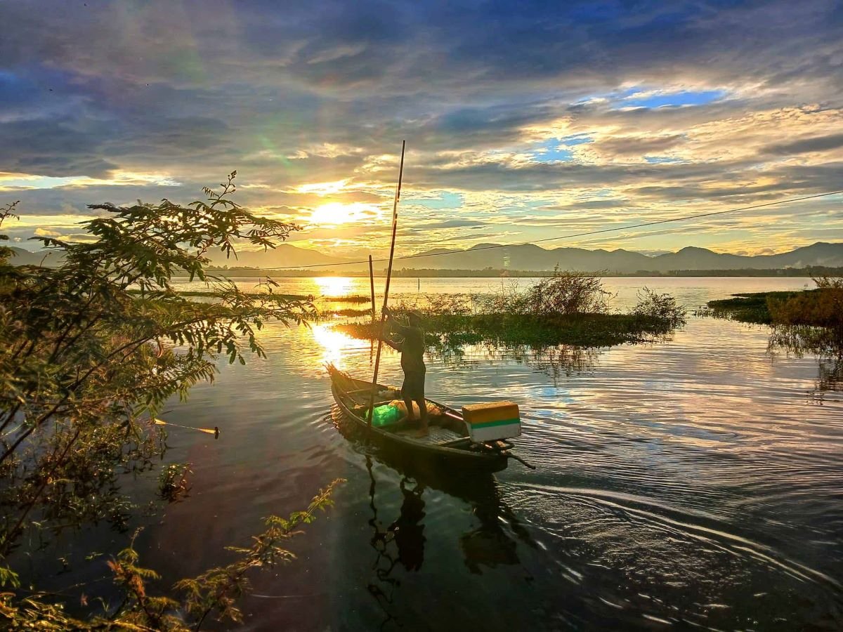 Đầm Trà Ổ Bình Định: Tuyệt cảnh non nước hữu tình hút hồn tín đồ yêu thiên nhiên - ảnh 1