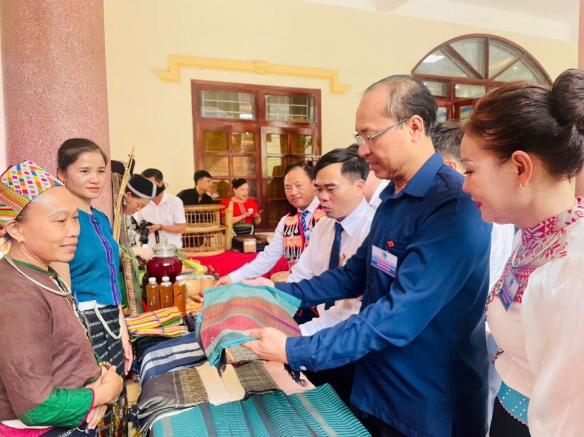 Lãnh đạo UBND huyện Kỳ Sơn trao đổi, xem sản phẩm hội viên dệt thổ cẩm bản Na, huyện Kỳ Sơn, Nghệ An (Ảnh: Báo Văn Hóa)
