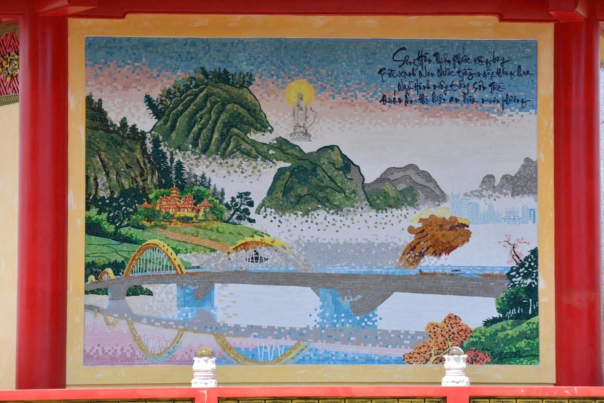 Bộ tranh sứ tại chùa Quán Thế Âm Đà Nẵng. (Ảnh: Huy Đạt)