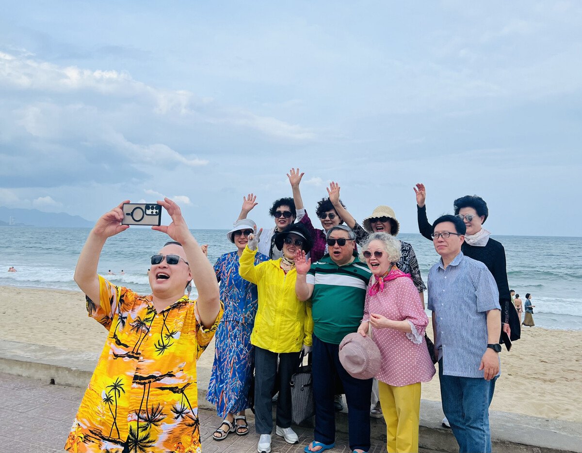 Khách du lịch Hàn Quốc chụp ảnh selfie tại bờ biển Nha Trang (Ảnh: Báo Khánh Hòa)