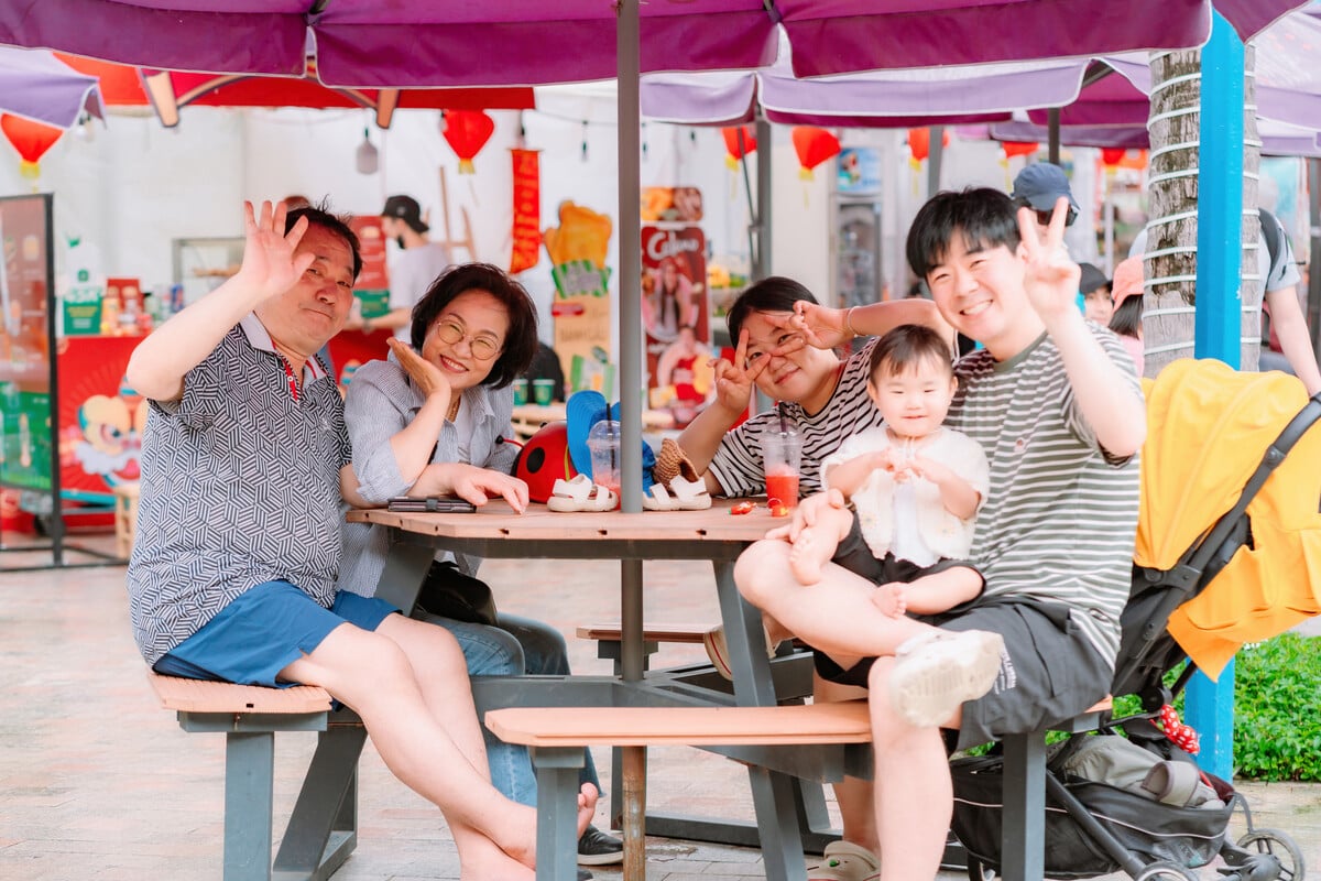 Một gia đình khách Hàn Quốc vui chơi ở VinWonders Nha Trang (Ảnh: Báo Khánh Hòa)