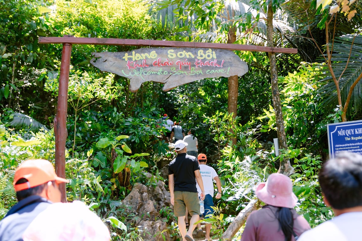 Khám phá hang Sơn Bồi (Ảnh: Khu Du lịch Sinh Thái SƠN KIỀU)
