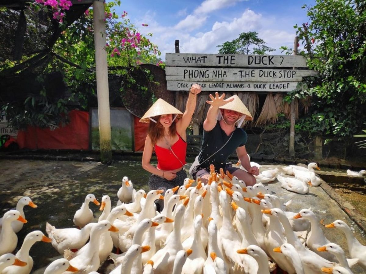 Trải nghiệm hoạt động chăn nuôi tại Duck Stop thuộc Làng du lịch Bồng Lai (Ảnh: IG jiliaandthecity)
