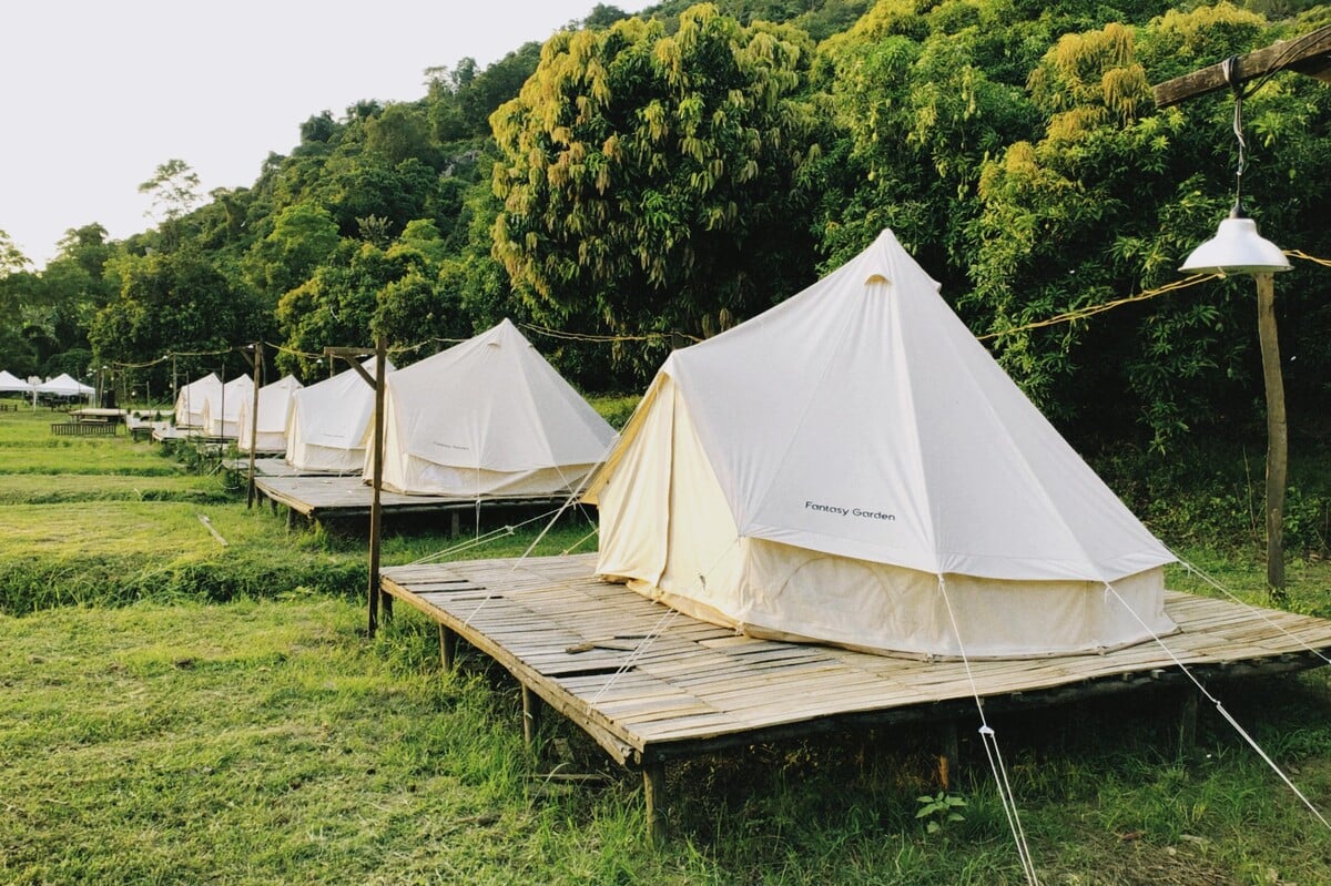Các lều trại đảm bảo riêng tư (Nguồn: Lữ Quán Village - Camping Núi Bà Đen)