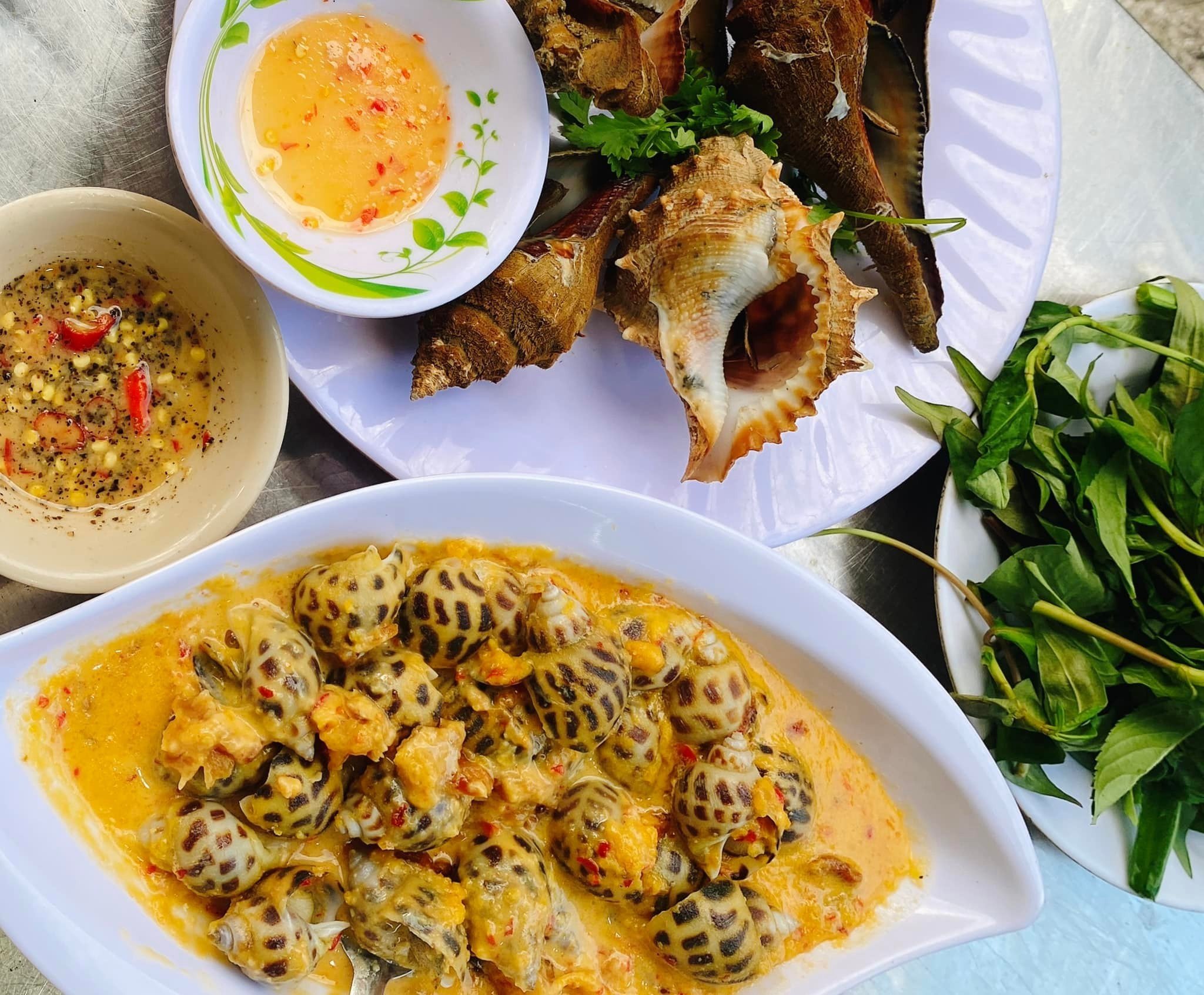Không chỉ có ốc, quán còn có những món hải sản cực kỳ đa dạng (Ảnh: Quán ốc Xuân Anh)
