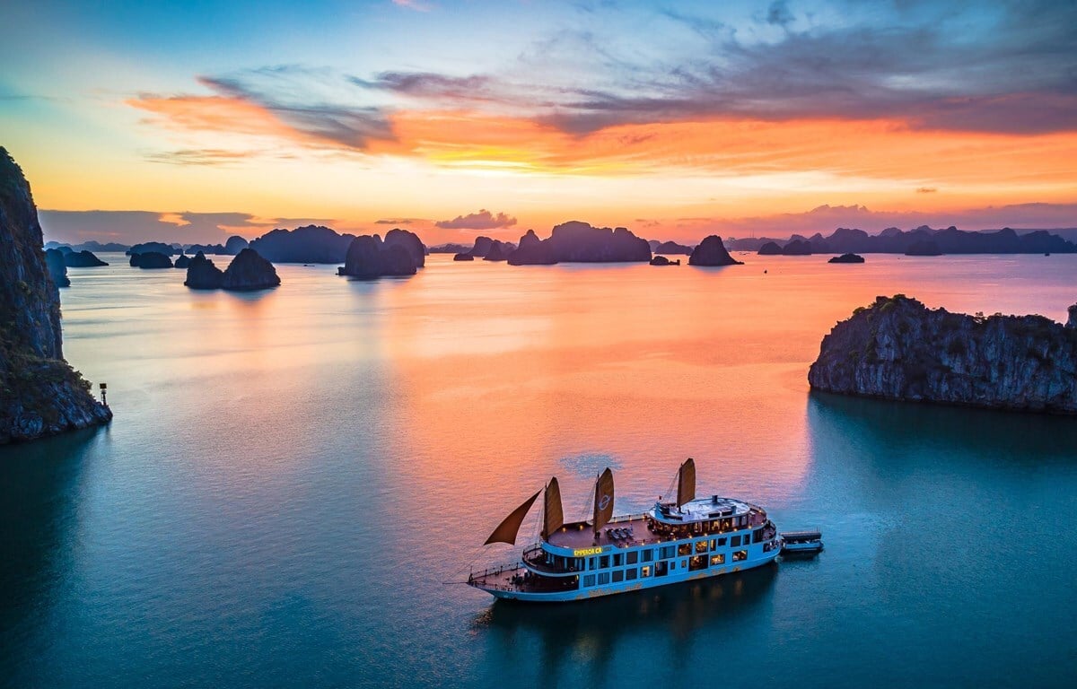 Hoàng hôn vịnh Hạ Long. (Ảnh: Internet)