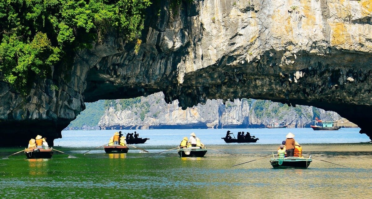 Top 5 trải nghiệm thú vị nhất tại Hạ Long hè 2025 - ảnh 1