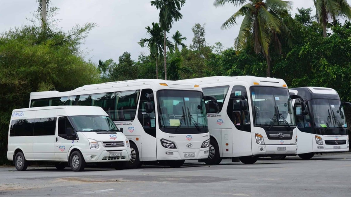 Đối với những nhóm khách đi từ 3 - 10 người hoặc gia đình có trẻ nhỏ, thuê xe du lịch trọn gói là giải pháp vừa thoải mái vừa tiết kiệm thời gian (Nguồn: Internet)