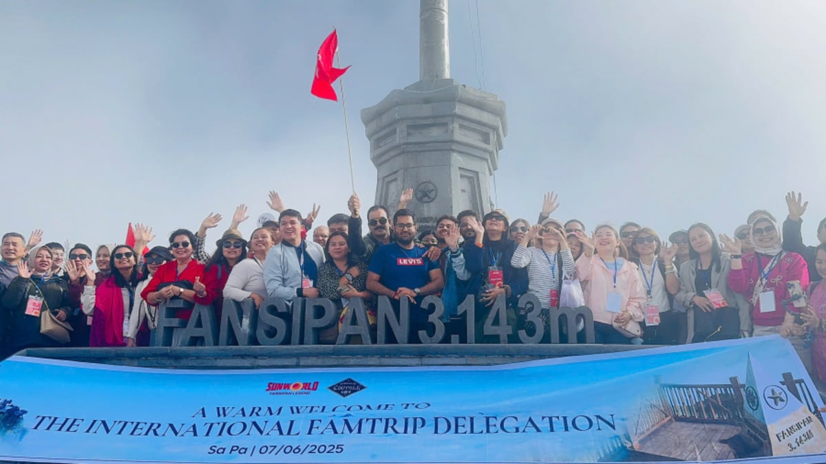 Đoàn Famtrip quốc tế khảo sát tại đỉnh Fansipan - Nóc nhà Đông Dương (Ảnh: Cổng thông tin điện tử Cục Du lịch Quốc gia Việt Nam)