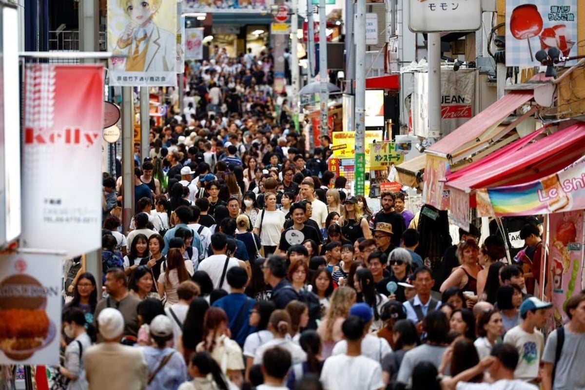 Ngày 10/8/2024, phố Takeshita thuộc khu mua sắm Harajuku (Tokyo) chật kín du khách quốc tế. Tuy nhiên, lượng đặt tour đến Nhật Bản trong mùa hè năm nay được dự báo giảm tới 80%, dù giá vé máy bay và tour đã giảm (Ảnh: Reuters)