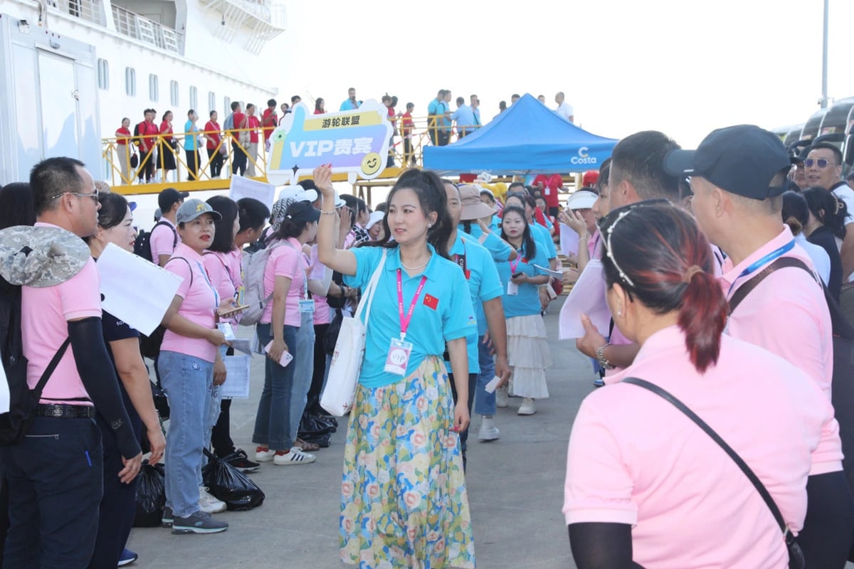 Khách từ Hong Kong xuống tàu tham quan thành phố Hạ Long (Ảnh: Quảng Ninh Media group)