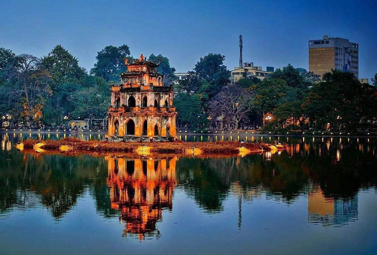 Hồ Gươm - Trái tim cổ kính và linh thiêng của Hà Nội. (Ảnh: Internet)