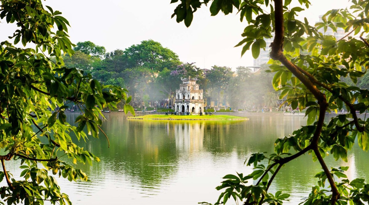 Hai biểu tượng nổi tiếng của Hà Nội: Hồ Gươm và Hồ Tây khác nhau như thế nào? - ảnh 1