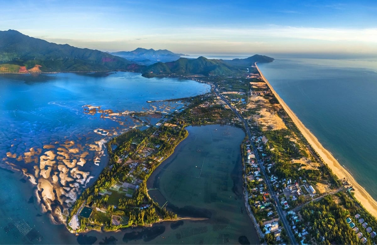 Vịnh Lăng Cô nhìn từ trên cao (Ảnh: Nhật Long)