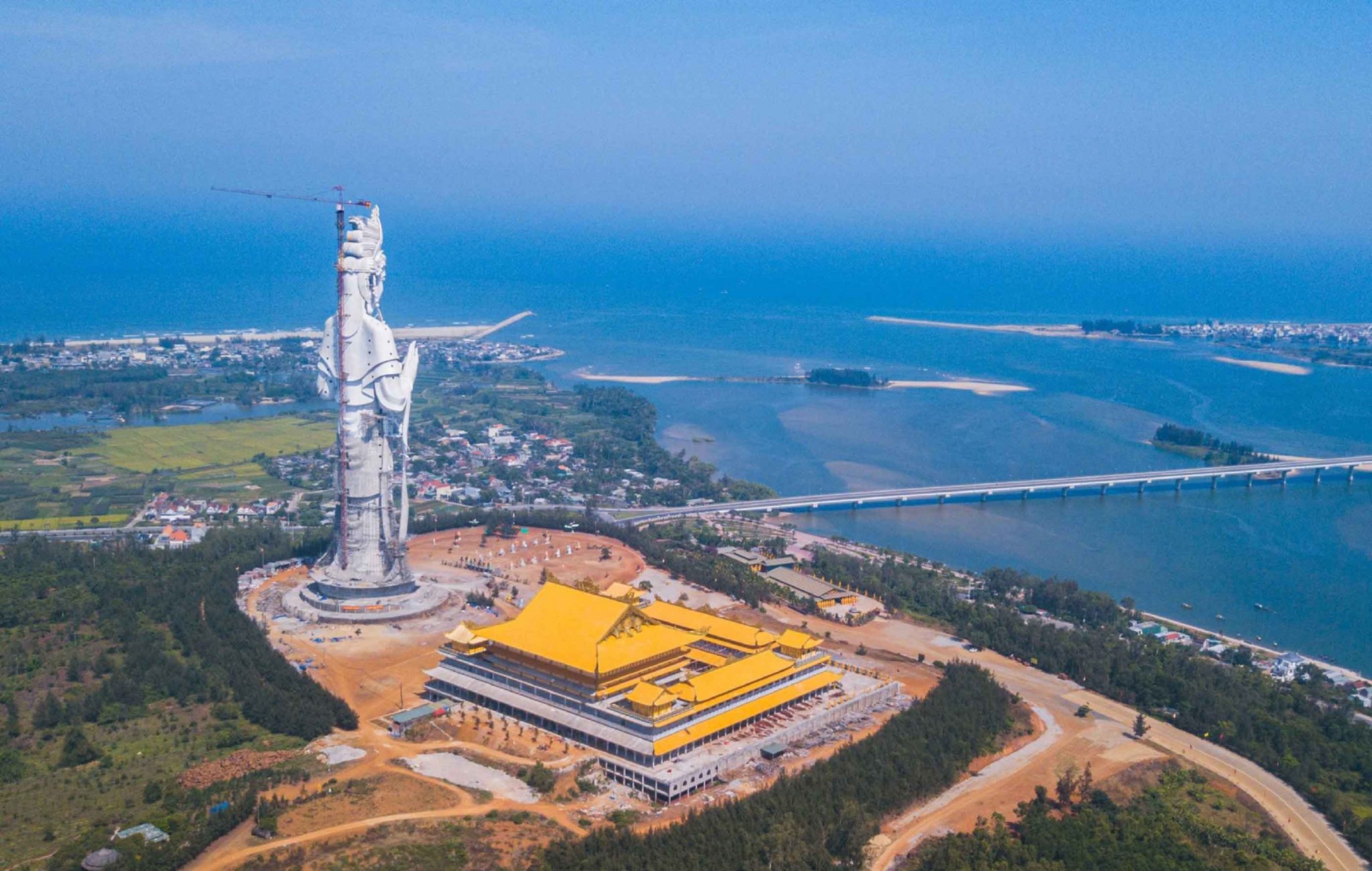 Ngôi chùa Minh Đức nằm gần cầu Cổ Lũy (Ảnh: Tiêu Dao - Thùy Dung)