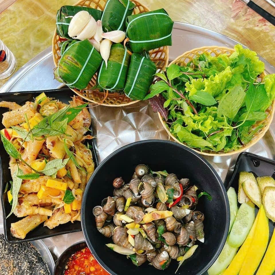 Tọa độ ăn vặt yêu thích của du khách (Ảnh: Ốc Bà Liên)