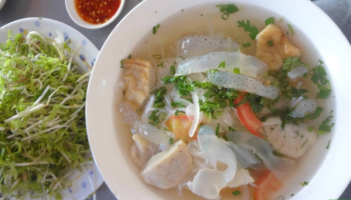 Nước dùng trong, ngọt thanh của bún sứa (Nguồn: Internet)