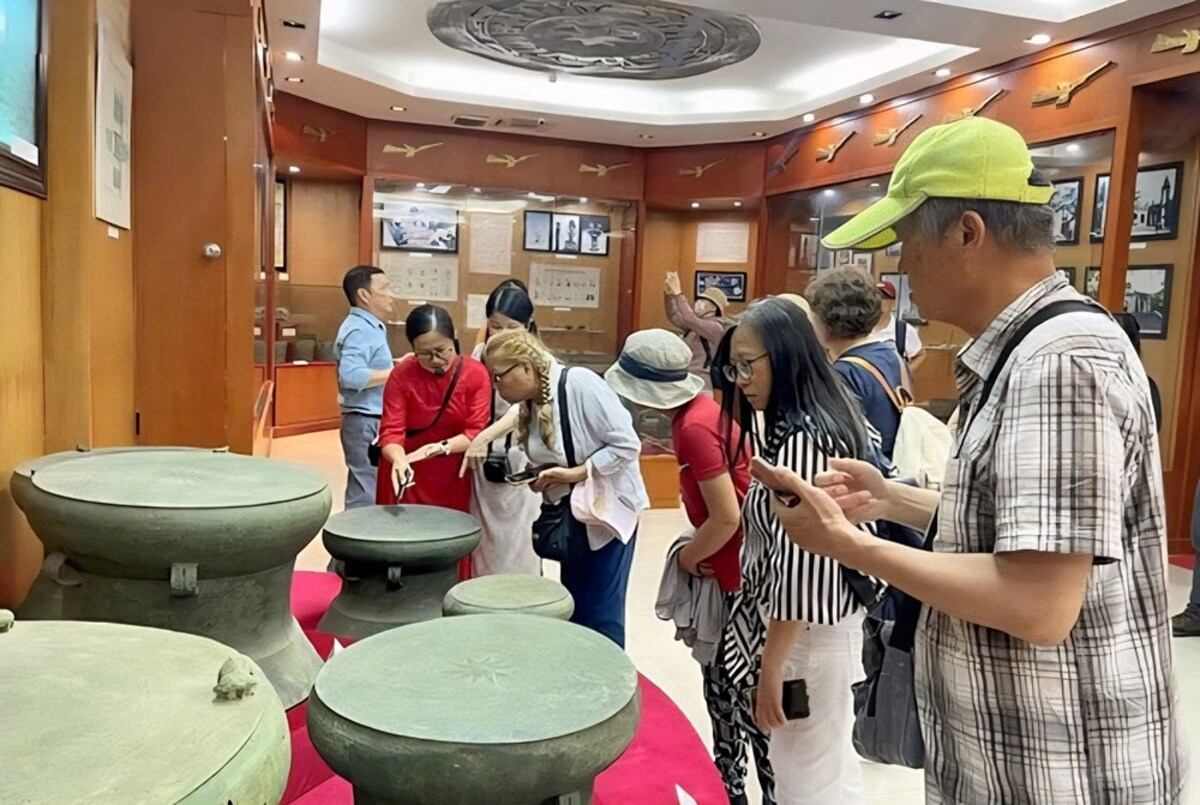 Đoàn famtrip Đài Loan (Trung Quốc) tham quan, tìm hiểu các hiện vật quý tại không gian trưng bày Văn hóa Đông Sơn, Bảo tàng tỉnh Thanh Hóa (Ảnh: Báo Văn Hóa)