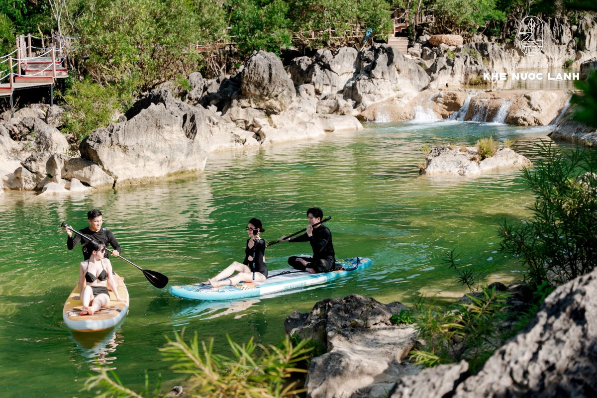 Chèo SUP ở Khe Nước Lạnh (Ảnh: Khu du lịch sinh thái Khe Nước Lạnh - Quảng Bình)