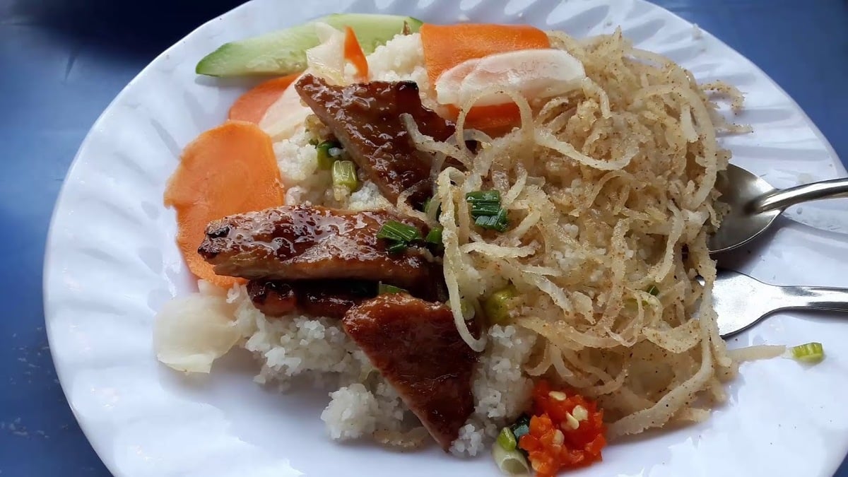 Cac topping đầy đặn quen thuộc của cơm tấm (Nguồn: Internet)