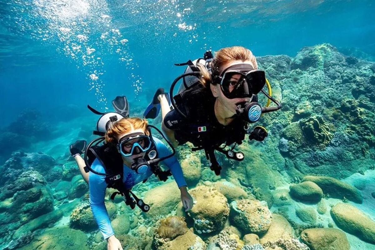 Snorkeling là hình thức lặn phổ biến, dễ thực hiện và phù hợp với hầu hết du khách (Nguồn: Internet)