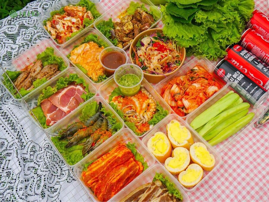 Nếu bạn mang bếp nướng dã ngoại thì hãy mang đủ mọi đồ nướng nhé (Ảnh: Internet)