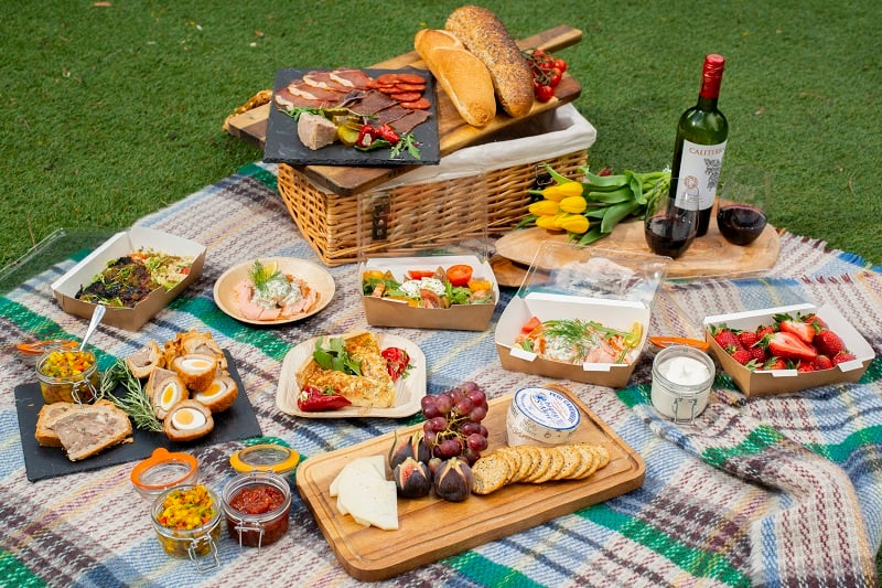 Picnic là lựa chọn cực 'chill' cho hội bạn (Ảnh: Internet)