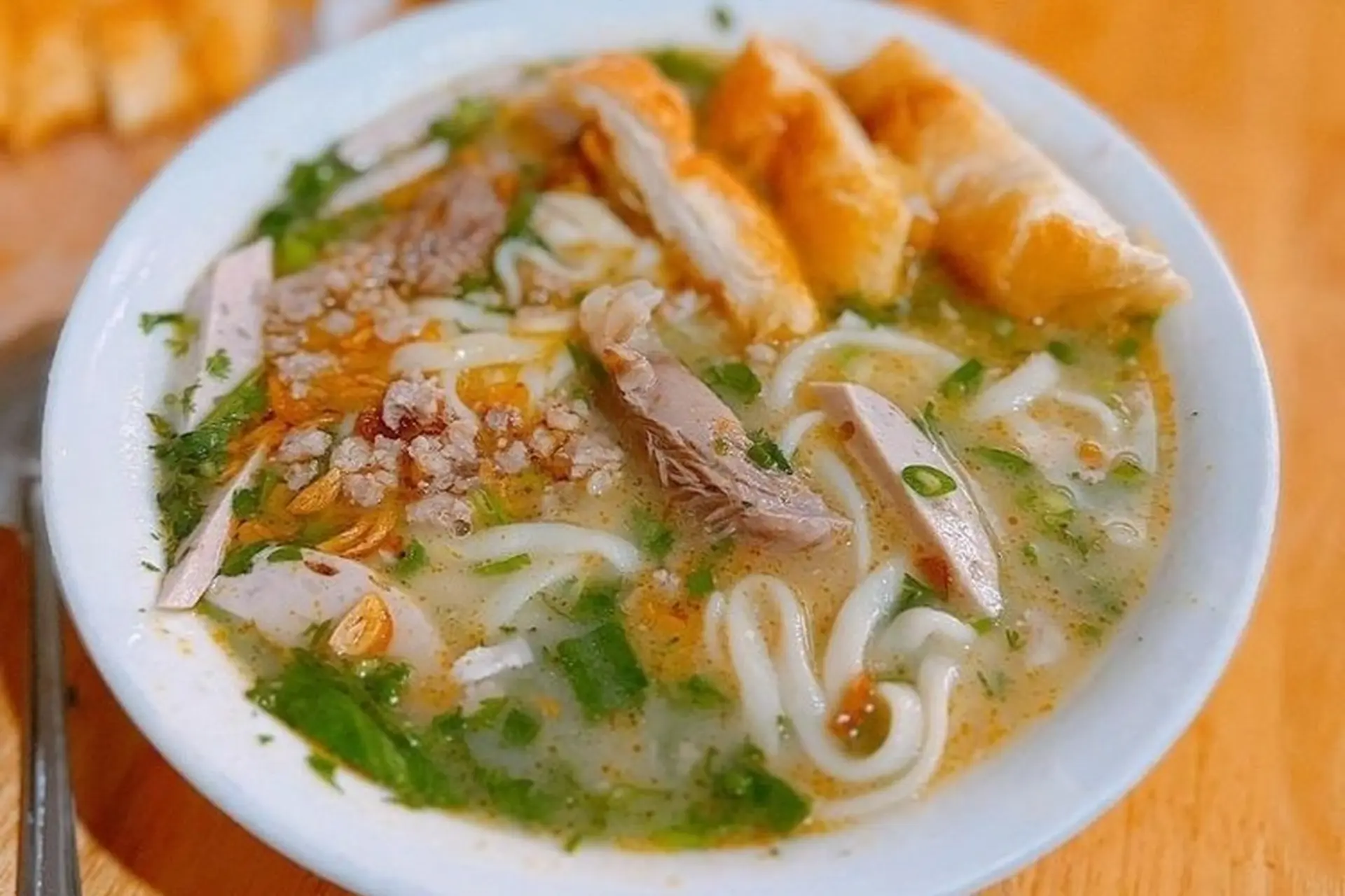 Tinh túy của cháo canh nằm ở phần nước dùng (Ảnh: Internet)