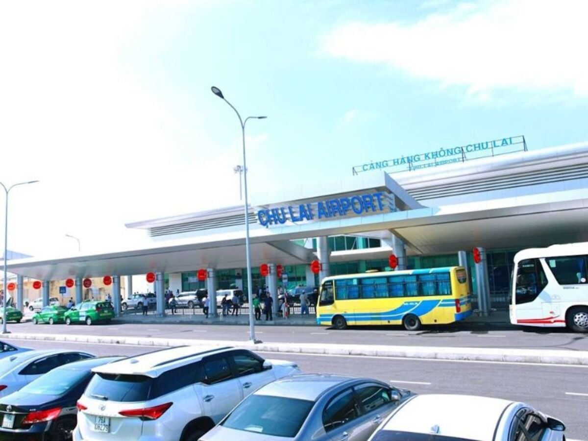 Xe buýt di chuyển từ sân bay Chu Lai đến trung tâm Quảng Ngãi (Nguồn: Internet)
