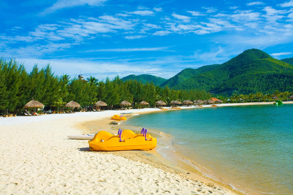 Nếu bạn đi ra đảo, tàu thuyền và cano là lựa chọn duy nhất để di chuyển từ Nha Trang (Ảnh: Internet)