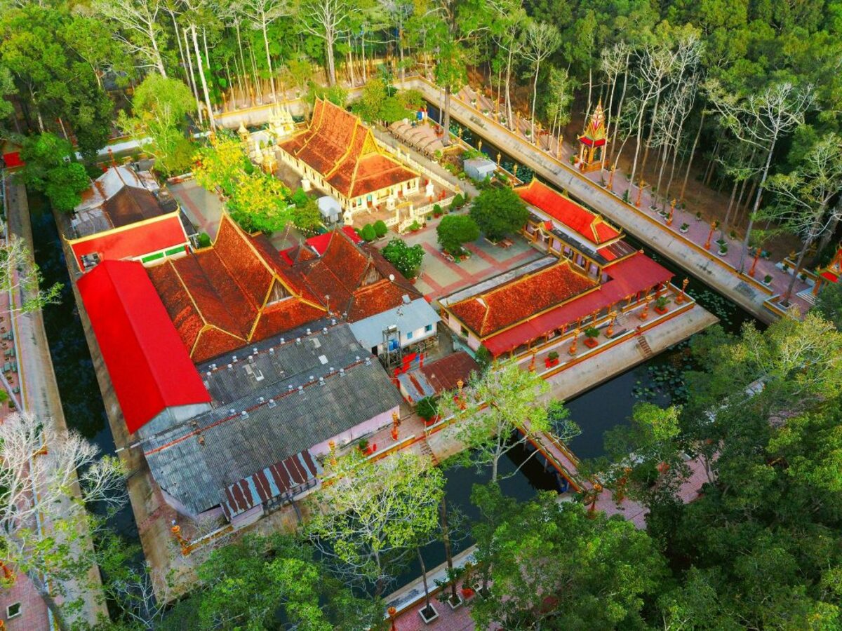 Toàn cảnh Chùa nhìn từ trên cao (Ảnh: Phan Minh)