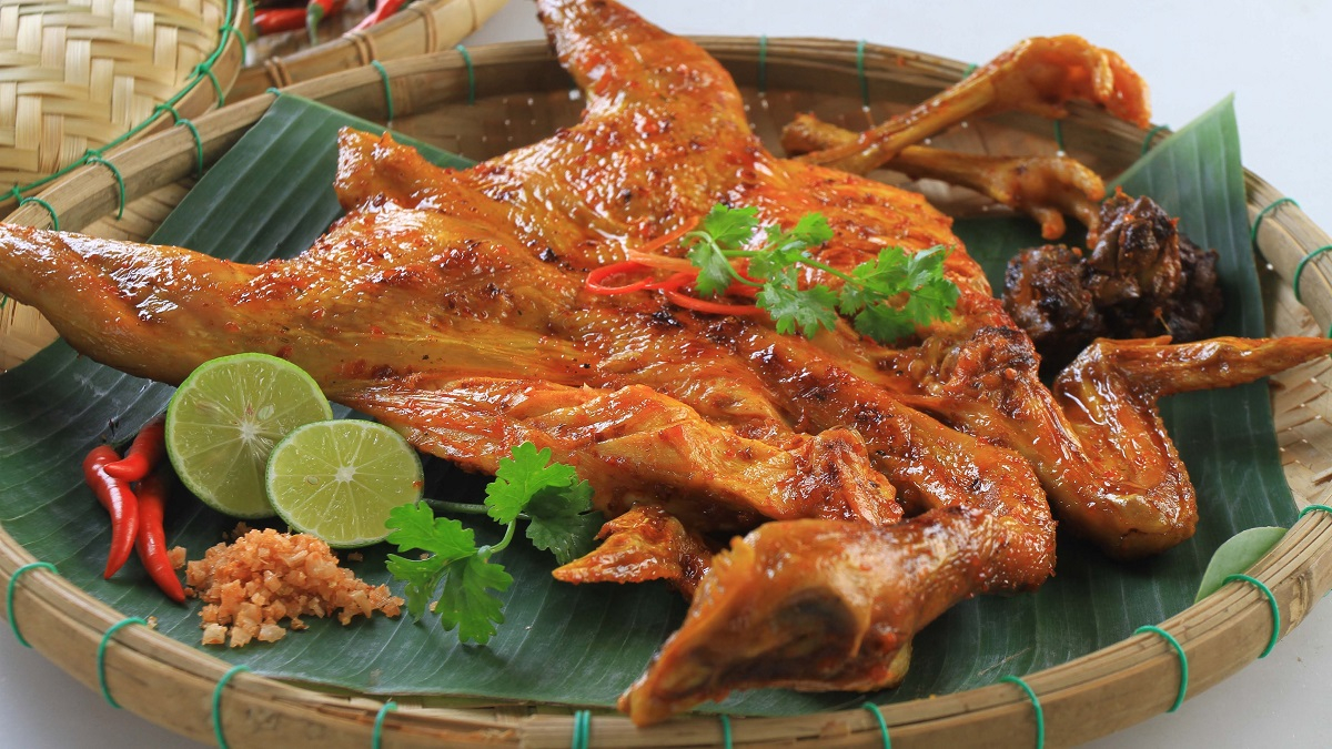 Gà nướng lá mắc mật Yên Bái: Đặc sản thơm ngon nhất định phải thử - ảnh 1
