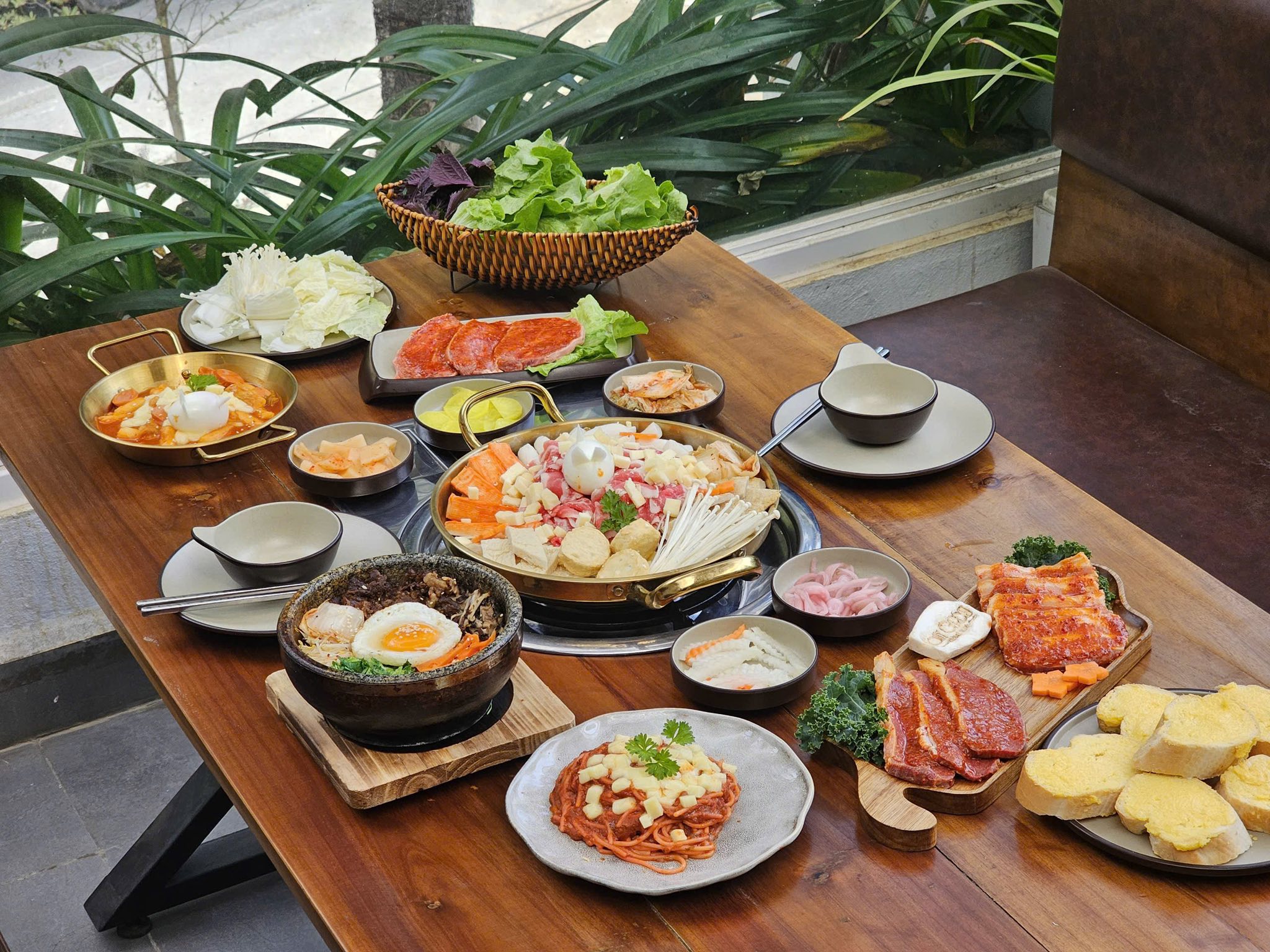Không chỉ có cafe, đây còn là một quán ăn cực chill (Ảnh: Tom’s Garden Coffee & More)