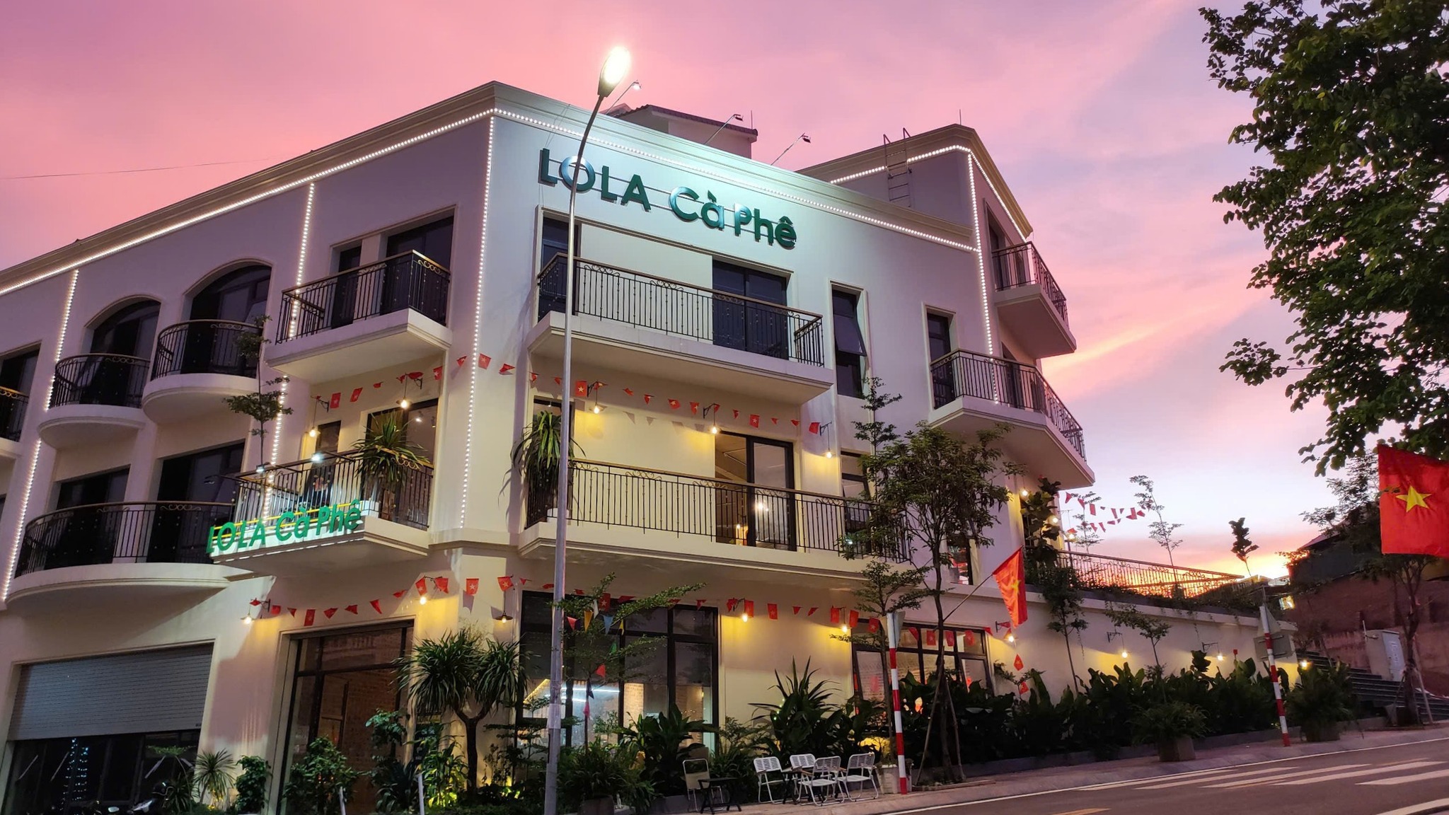 Không gian rộng rãi và thoáng đãng (Ảnh: Lola Coffee)