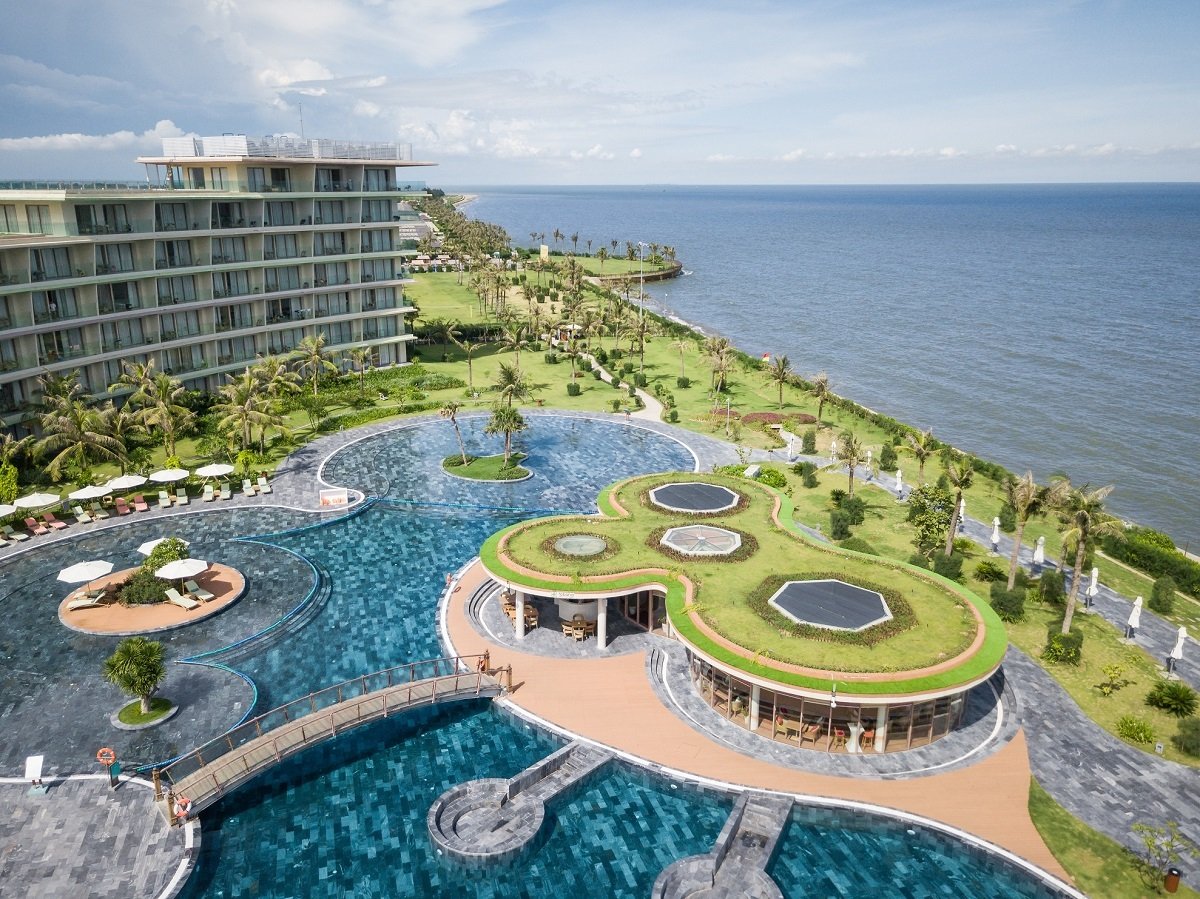 Chiêm ngưỡng 5 resort biển gần Hà Nội đẹp mê ly, nên check-in hè 2025 - ảnh 1