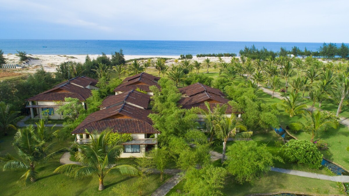 Khuân viên resort thiết kế gần gũi với thiên nhiên (Ảnh: Celina Peninsula Resort)