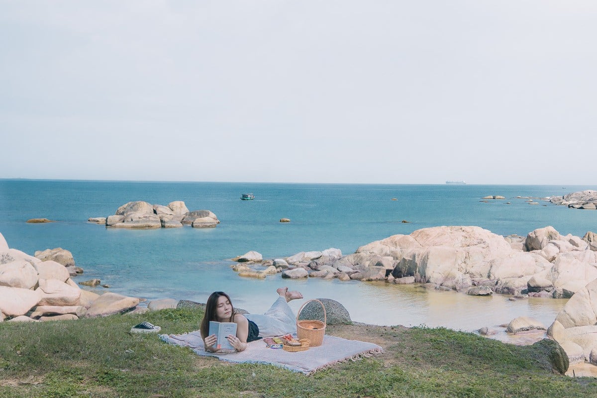 Bãi biển trong xanh (Ảnh: Nguyễn Hồng Nhật)