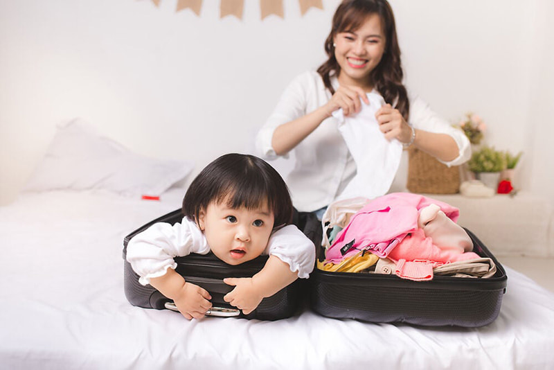 Hãy mang theo thuốc hạ sốt và tiêu hóa cho bé (Ảnh: Internet)
