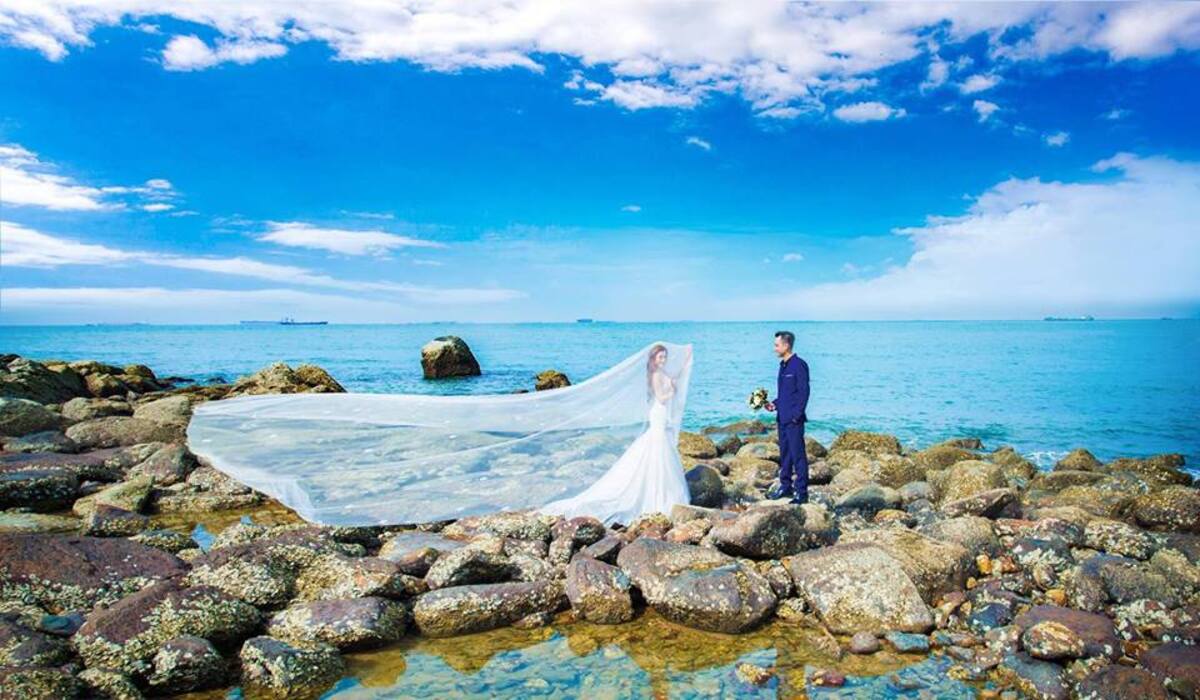 Khung cảnh hòa quyệt những bãi đá nhiều hình thù cùng biển xanh và mây trắng (Nguồn: Internet)