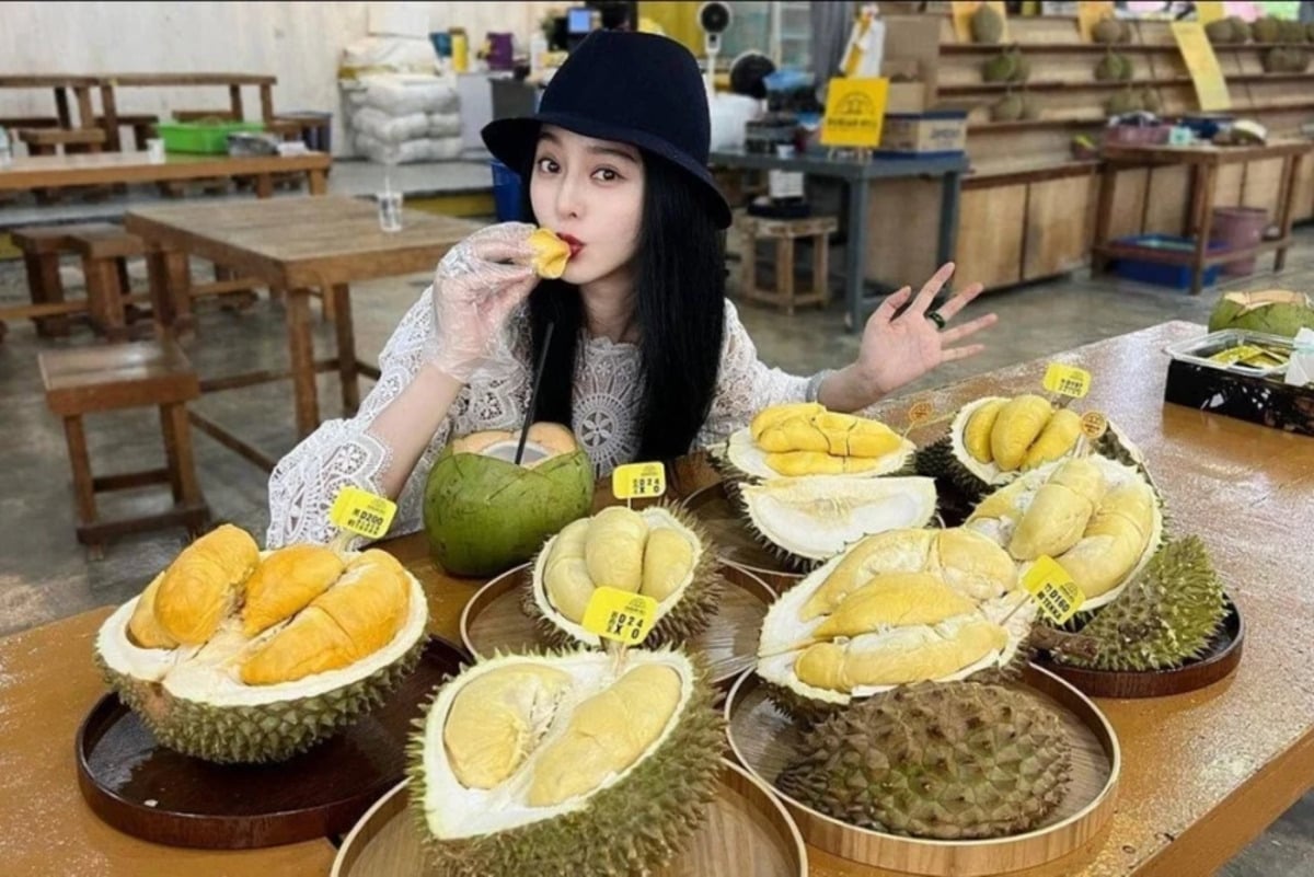 Phạm Băng Băng trải nghiệm tour sầu riêng tại Malaysia vào năm 2024. (Ảnh: @bingbing_fan)